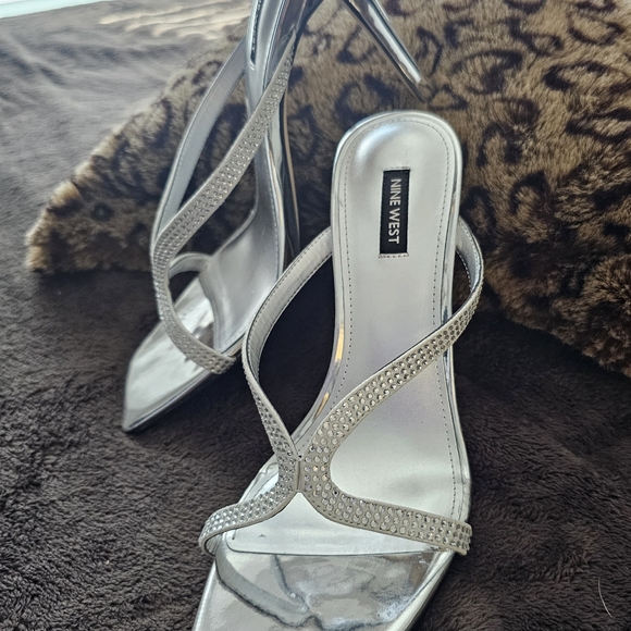 NINE WEST SILVER METALLIC SANDALS - Picture 3 of 7